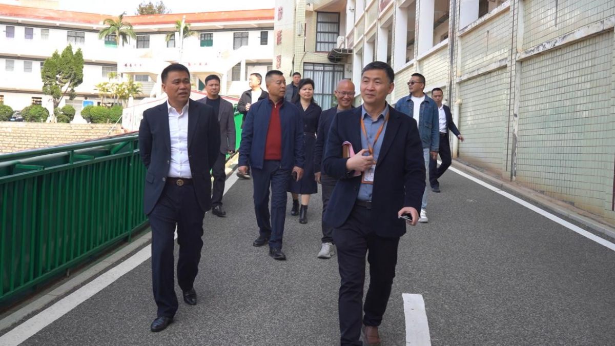 缅怀校主传薪火 同心聚力启新程 ——惠安开成职校举行祭奠校主仪式暨40周年校庆筹备工作校友座谈会(图1)
