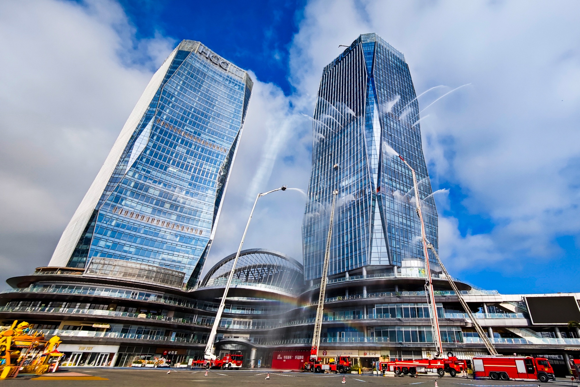 海南举行高层建筑灭火救援实战演练(图1)