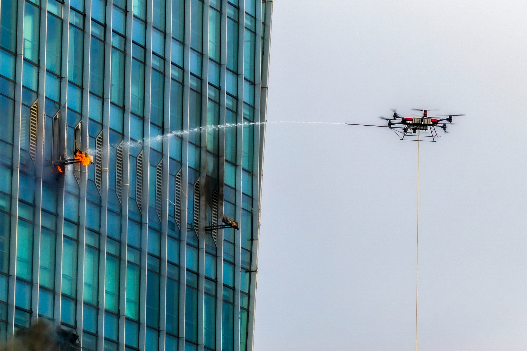 海南举行高层建筑灭火救援实战演练(图2)