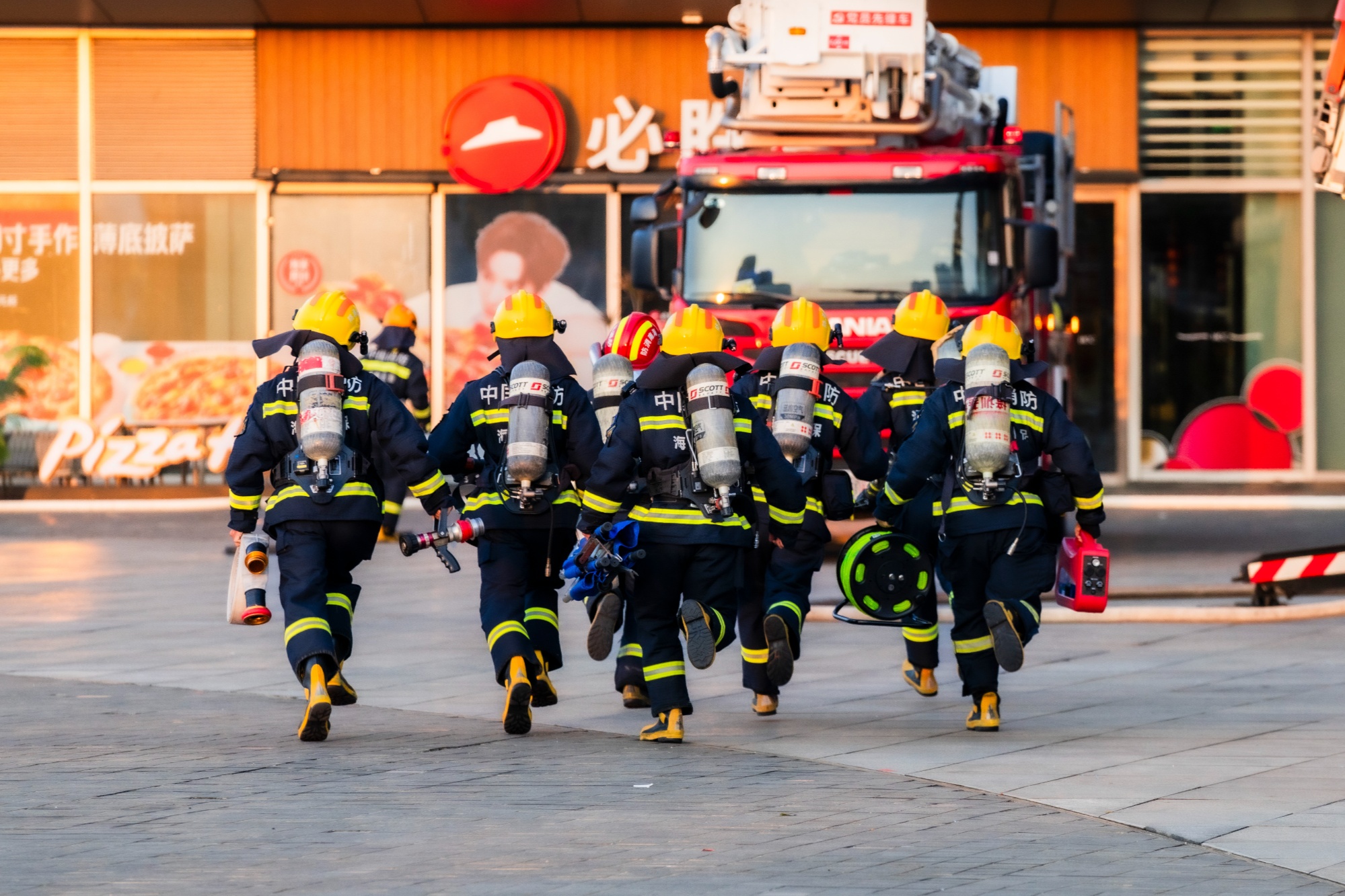 海南举行高层建筑灭火救援实战演练(图4)