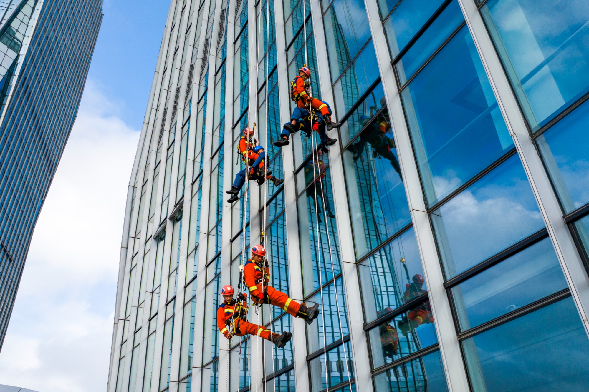 海南举行高层建筑灭火救援实战演练(图3)