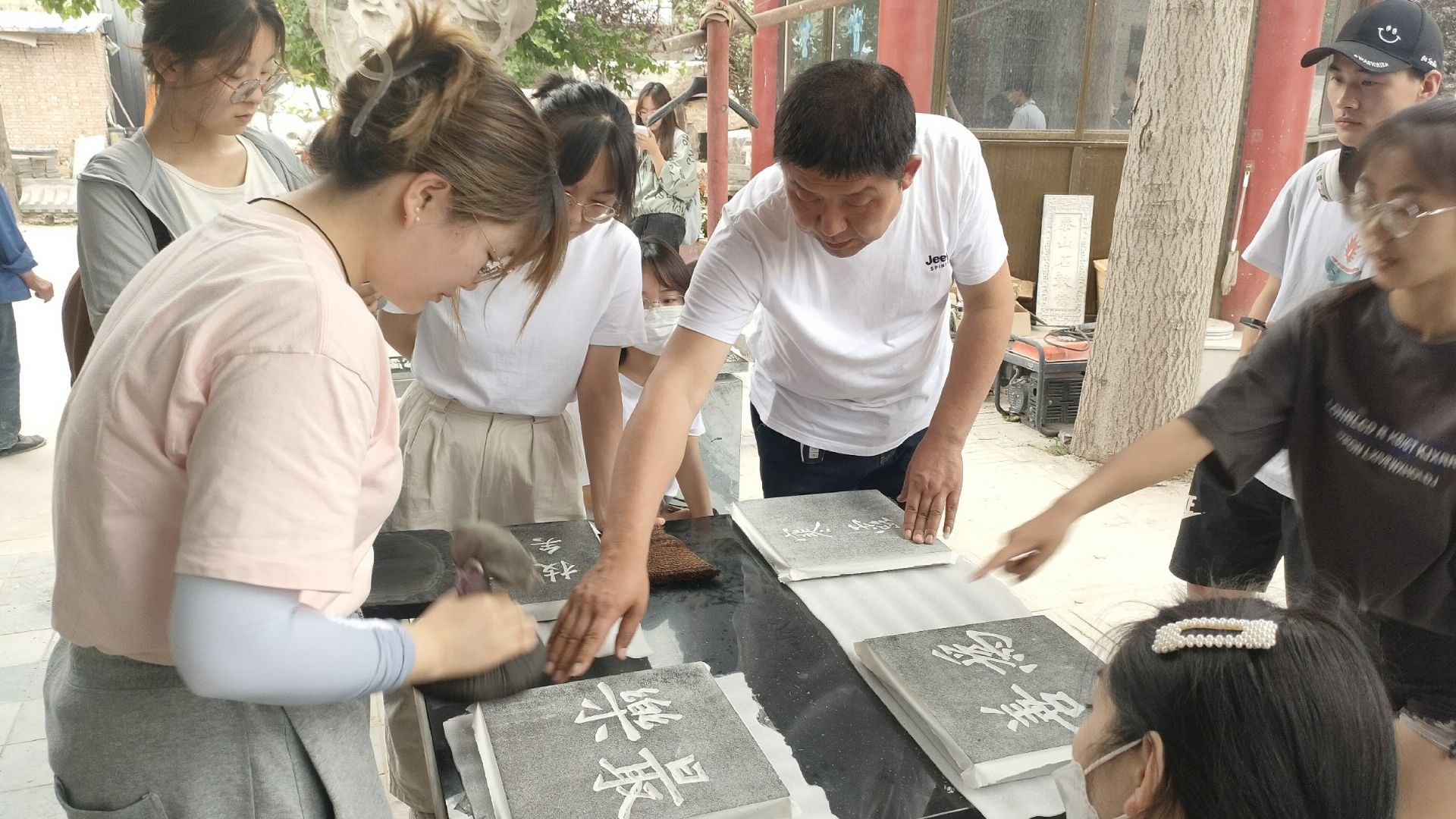 张鹏勃：以拓印为笔 让千年石刻“活”起来(图2)