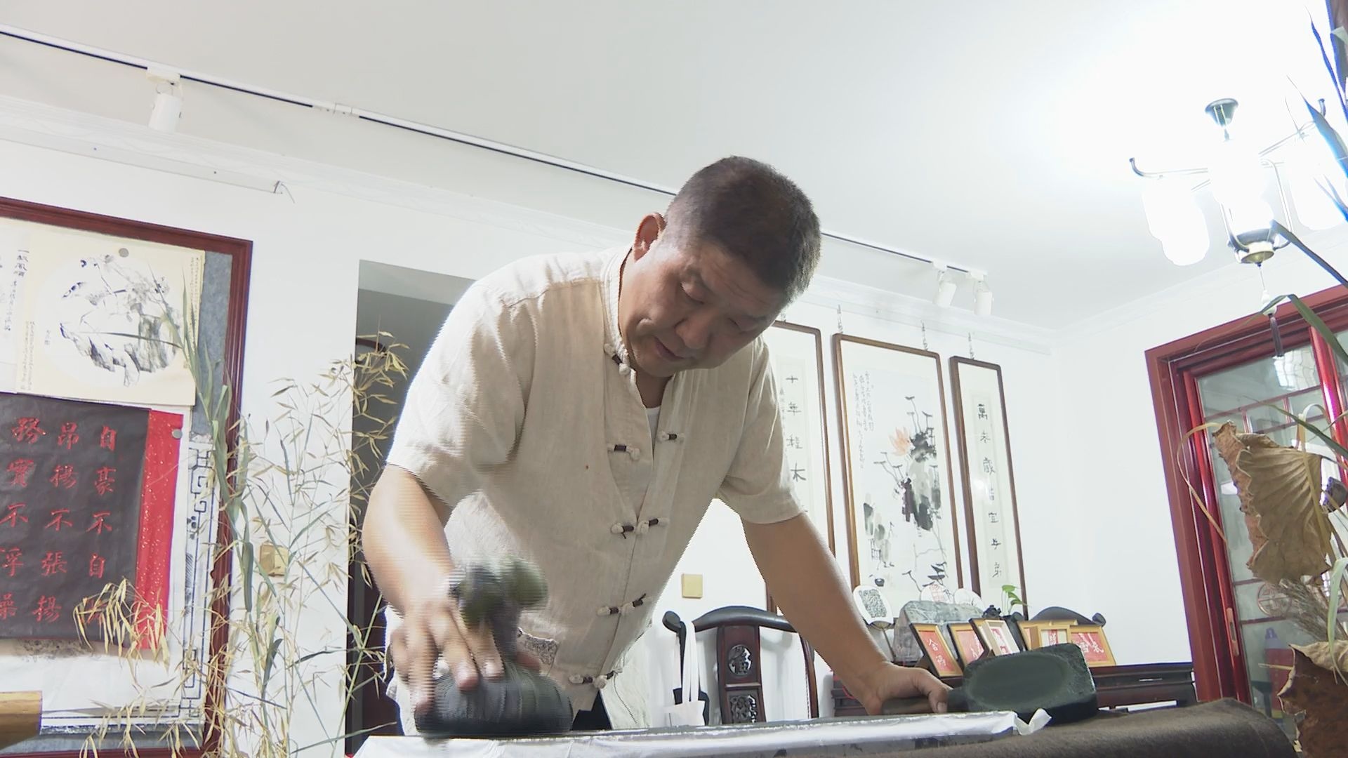 张鹏勃：以拓印为笔 让千年石刻“活”起来(图1)